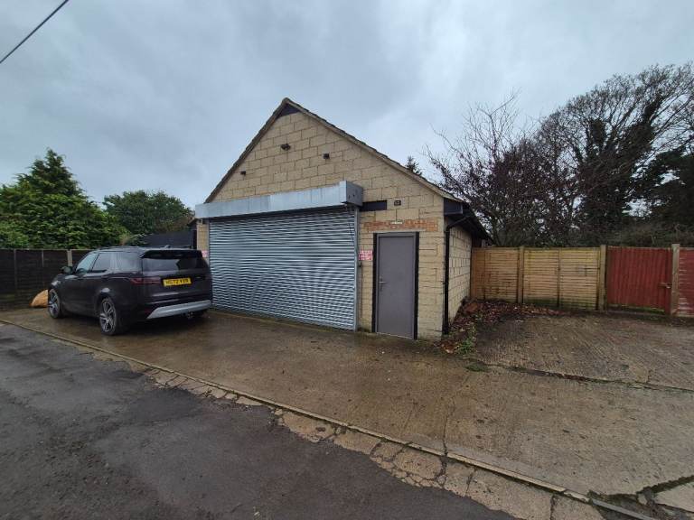 Large garage / workshop available to rent. Central old town location. 7m x 7m.