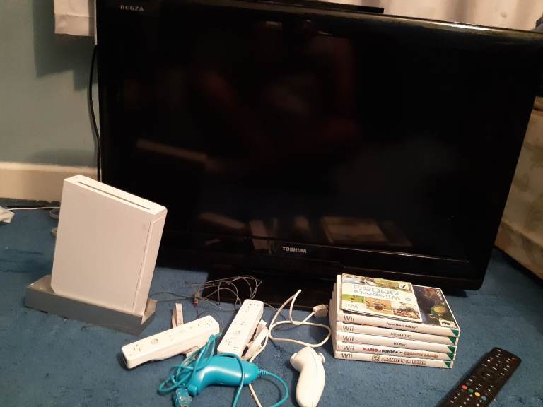 Toshiba tv and console