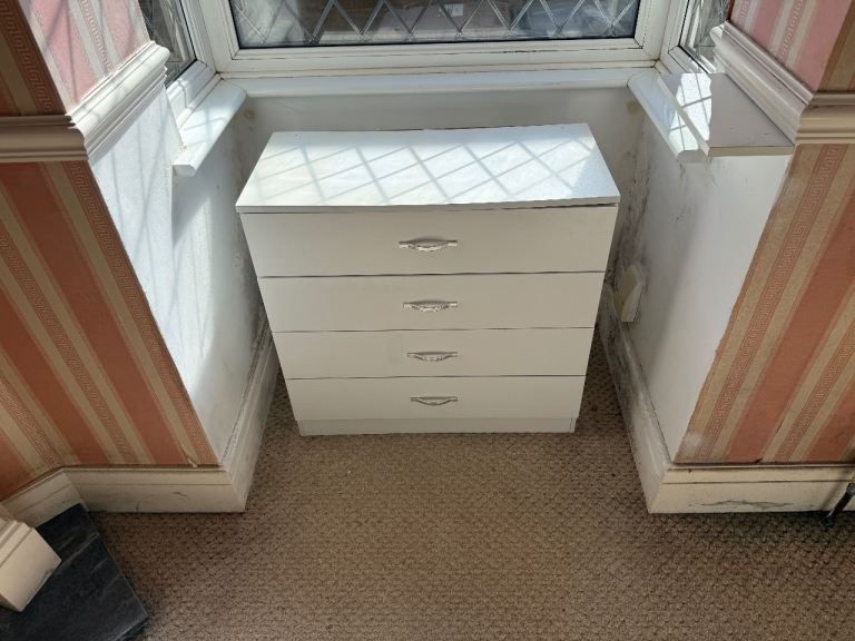White Chest of 4 Drawers – Good Condition