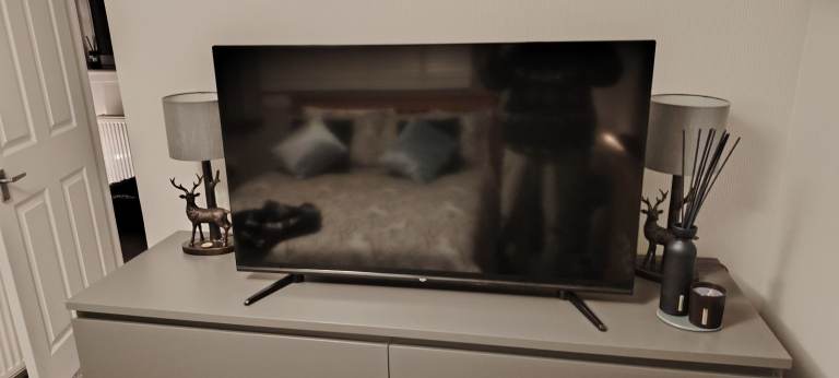 BUSH 43" SMART UHD TV with remote