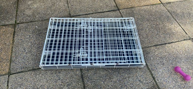 White large dog crate with plastic tray in good condition 