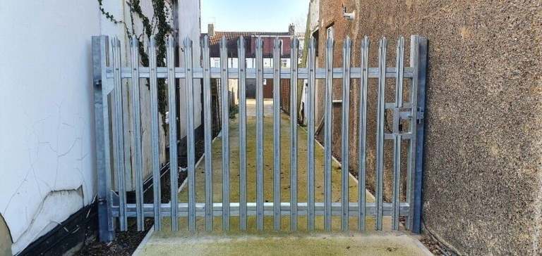 Garage/Parking/Storage to rent: Howard Road, London SE25 5BU - GATED SITE