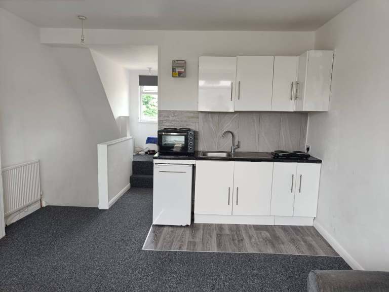 Studio Flat Close to Town Centre, Train Station & Bus Interchange