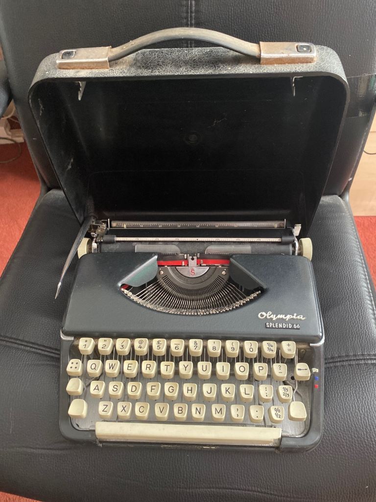 Portable Type Writer - Olympia Splendid 66 - 1940s