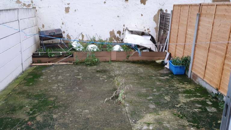 Stylish 1 Bedroom Ground Floor Flat with Private Garden, Cellar & Excellent Transport Links