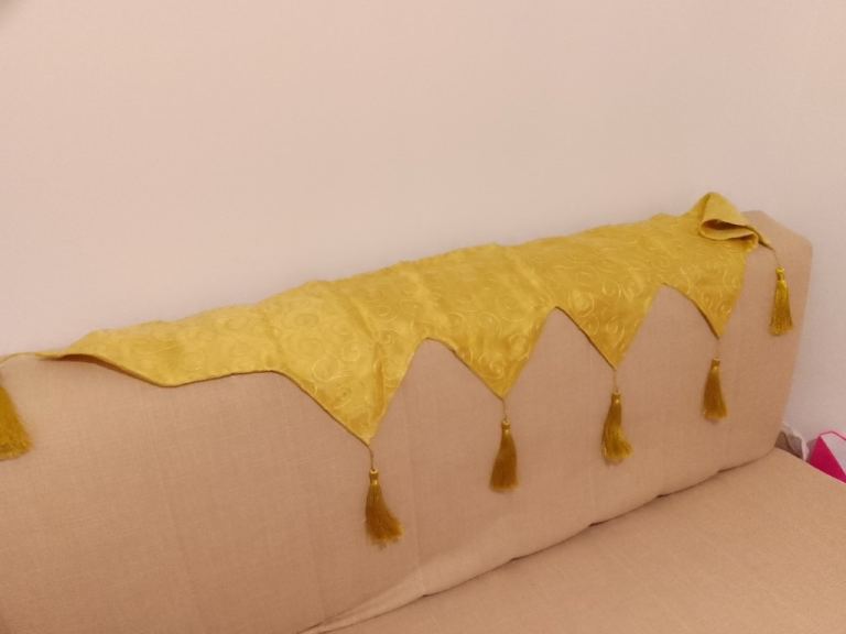 Gold mantlepiece runner