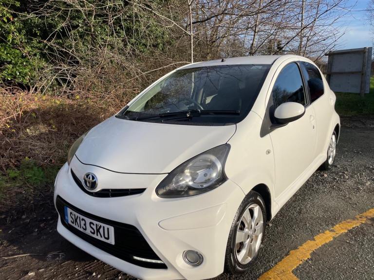 TOYOTA AYGO 1.0 VVT-I FIRE 13 REG WHITE 5 DOOR 11 MONTHS MOT TAX £20 YEAR LOW INSURANCE 60+MPG
