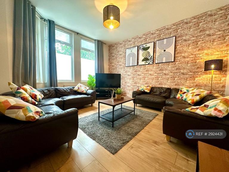 6 bedroom house in Croydon Road, Middlesbrough, TS1 (6 bed) (#2924431)