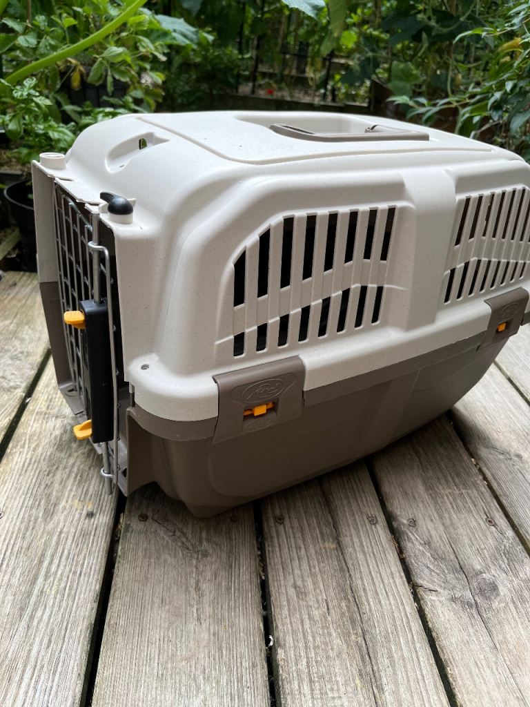 Plastic cat carrier - good condition 