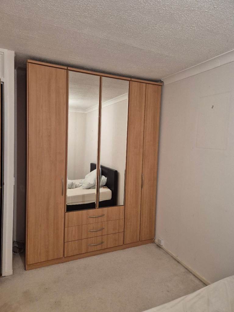 Wardrobe unit
