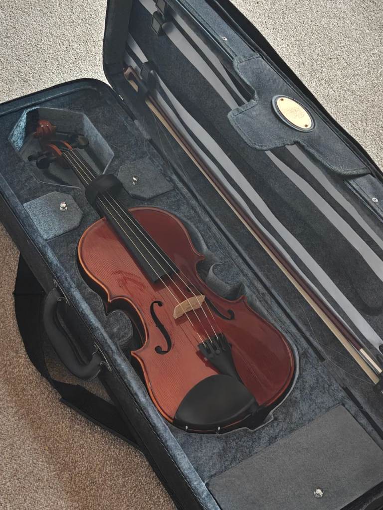 Violin with Case and Bow – Good Condition