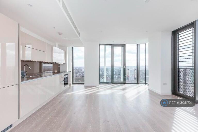 3 bedroom flat in Stratosphere Tower, London, E15 (3 bed) (#3051721)