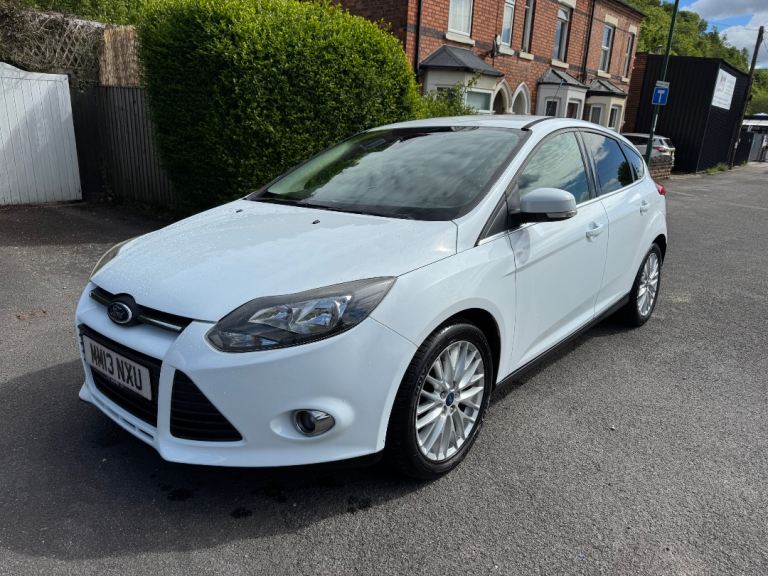 FORD FOCUS TITANIUM PETROL