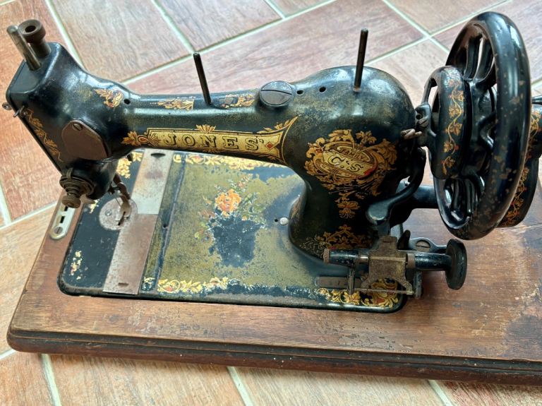 A  VINTAGE HAND CRANK SEWING MACHINE AND WOODEN CASE
