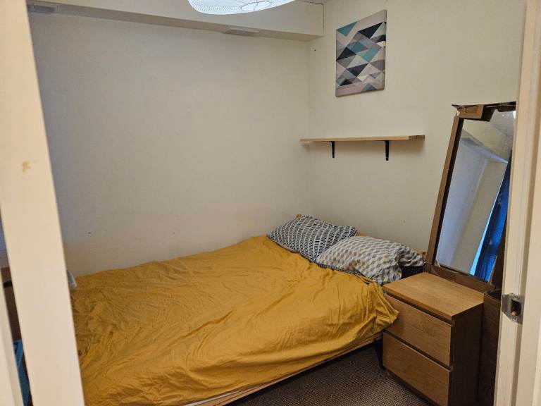 Double room available for 4 or 5 months - Old market