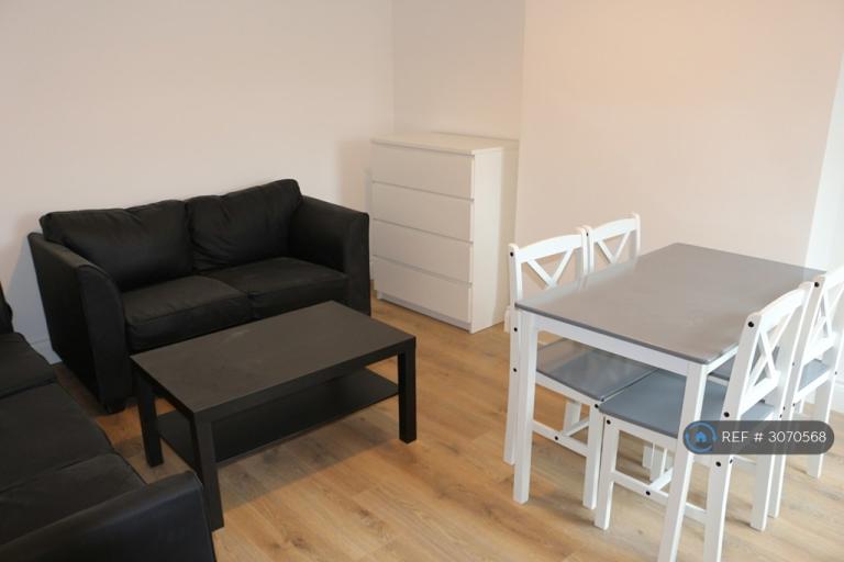 4 bedroom flat in Gilbey Road, London, SW17 (4 bed) (#3070568)
