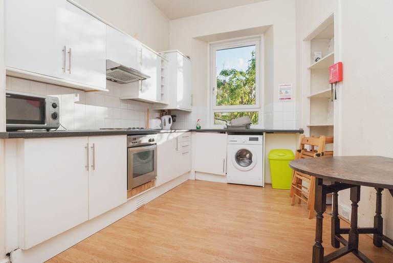Sunny, 2-bedroom, 3rd floor flat near the Meadows – available March