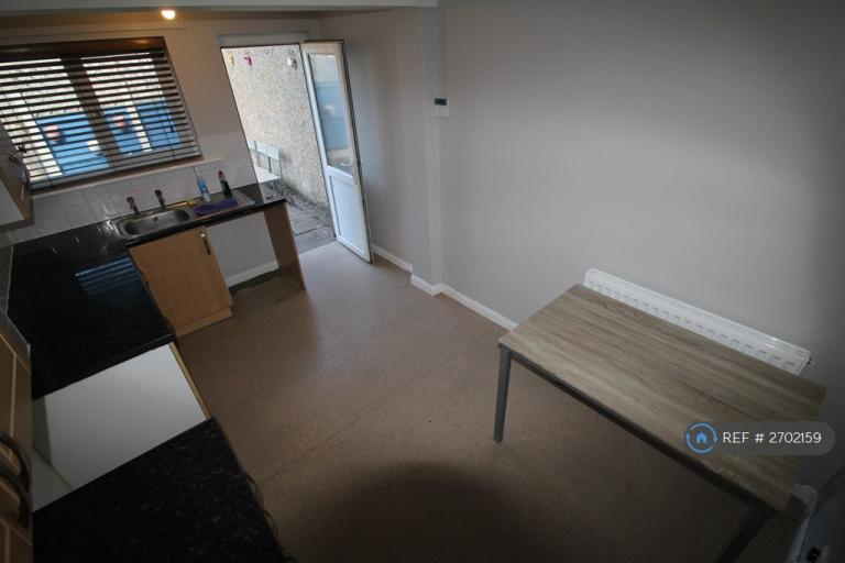 2 bedroom flat in Banks Road, West Kirby, Wirral, CH48 (2 bed) (#2702159)