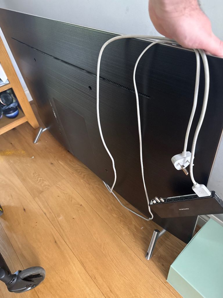 Selling a 55-inch Samsung UE55MU7000 Smart TV (2017 Model) for parts or repair.