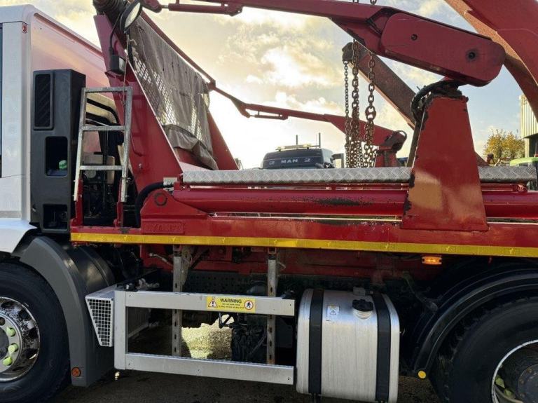 2018 MERCEDES ECONIC 1830 SKIP LOADER