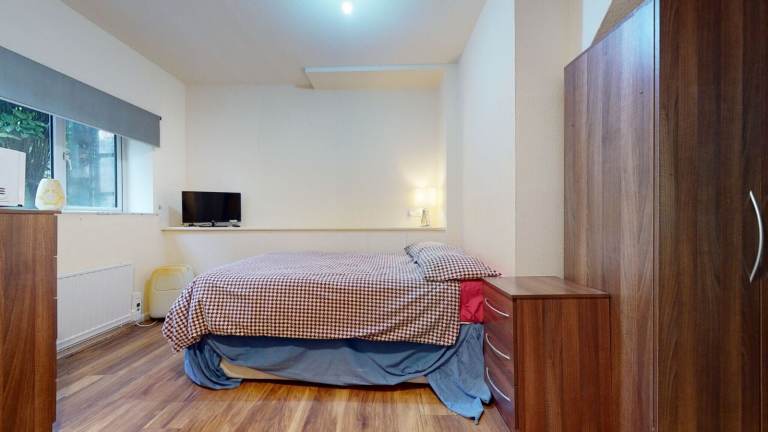 Studio to rent on Chatsworth Road, London