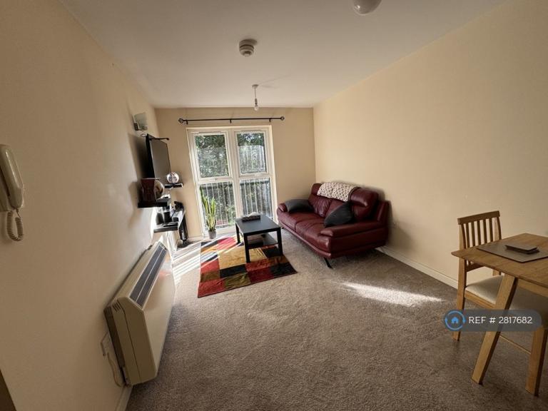 2 bedroom flat in Quarry Avenue, Stoke-On-Trent, ST4 (2 bed) (#2817682)