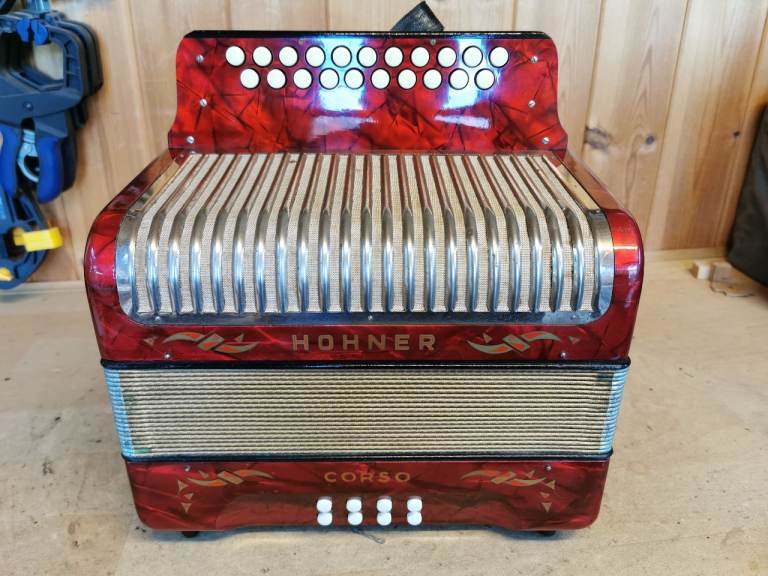 Hohner Corso Melodeon, 8 Bass, C/C# Tuned. 3 Voice Musette, New Picture of Bass Layout.