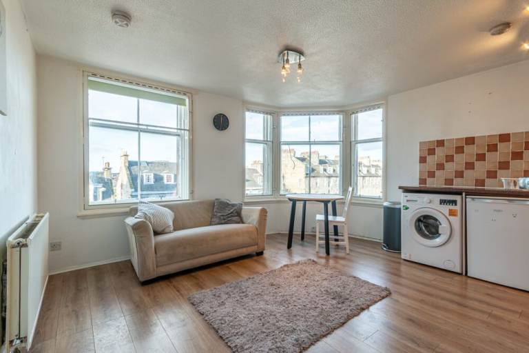 Attractive, 1 bedroom, 3rd floor flat just off Leith Walk – available in April