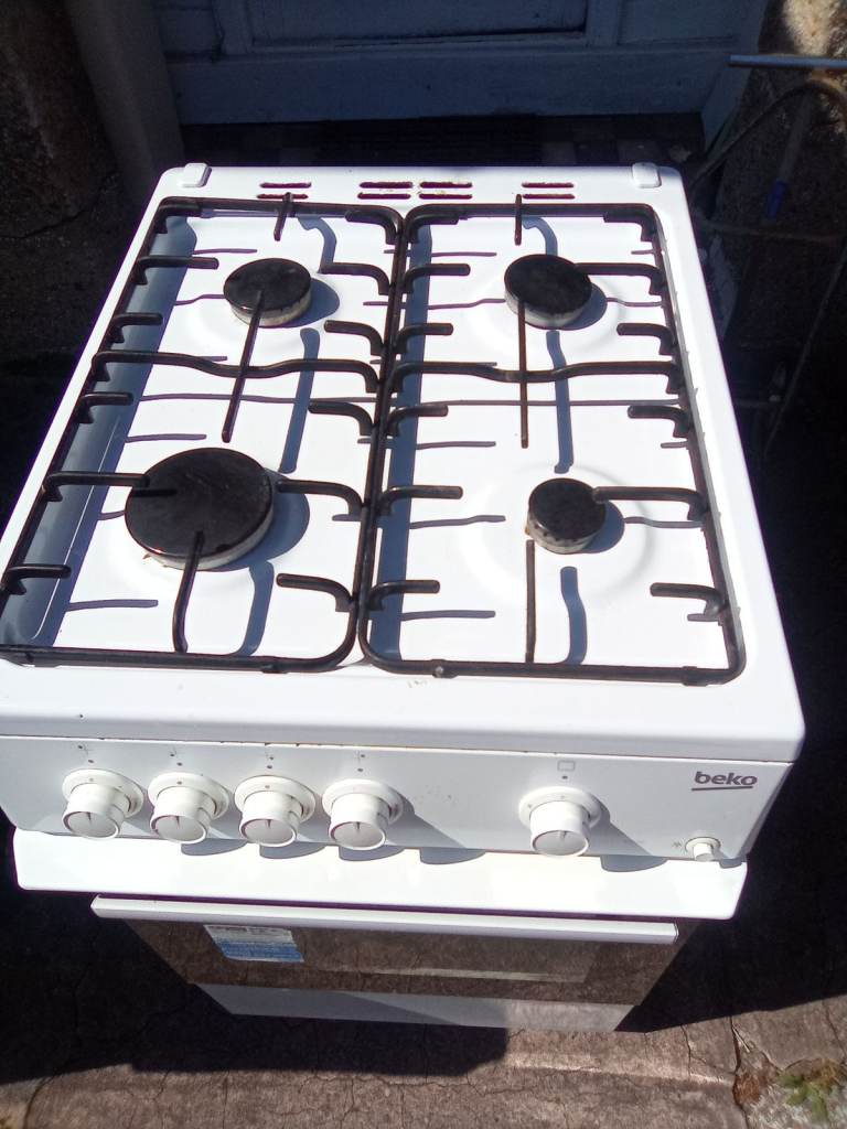 Beko Freestanding Gas Cooker with Oven – White, Good Condition