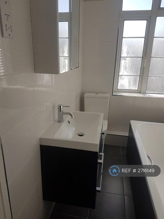 1 bedroom flat in Hastings House, London, W13 (1 bed) (#2716149)