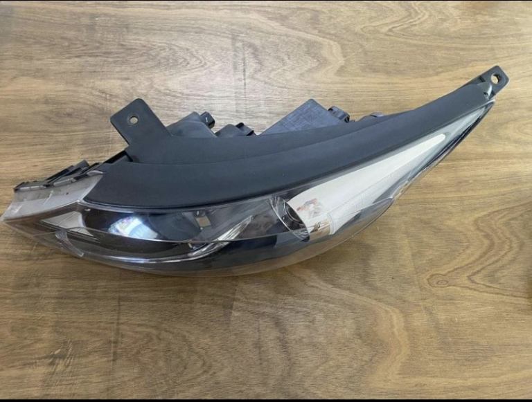 Kia Sportage passenger head lamp xenon