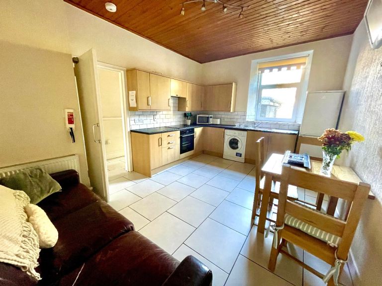 3 bed student flat close to Kings