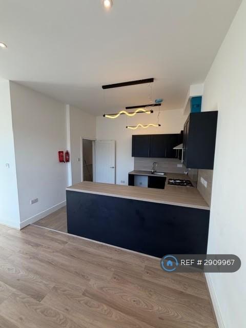3 bedroom flat in Lea Bridge Road, London, E10 (3 bed) (#2909967)