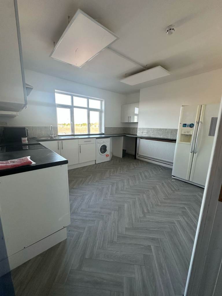 1 Large  Double bedroom to Rent in HMO Property (RM18)