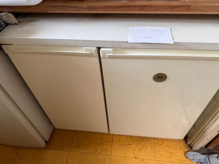 Zanussi Under-Counter Fridge Freezer – Clean & Working Perfectly (No Light Bulb)