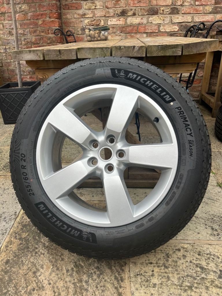 Genuine Land Rover defender 20’’ alloys And tyres 