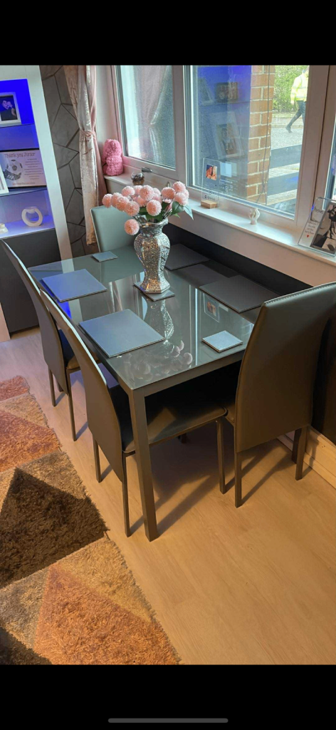 Dining table and 4 leather chairs 