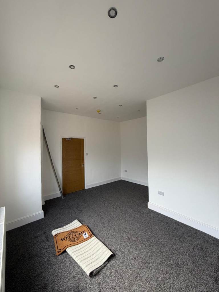 BILLS INCLUDED ROOM TO RENT WITH BATHROOM 