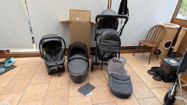 Egg 2 Travel System Car Seat, Isofix Base Bag, Carrycot, Pushchair, Adapters!