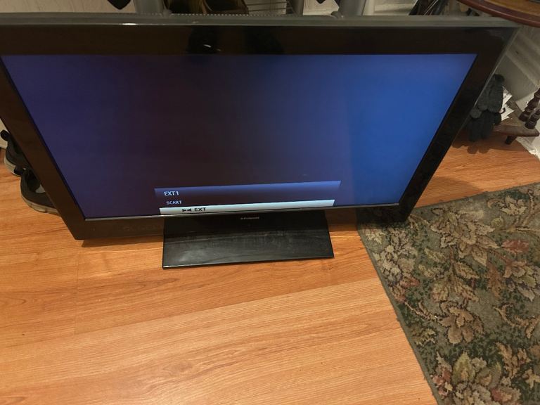  32 inch LCD  tv -  2 hdmi slots , freeview  , usb , scart - no remote 