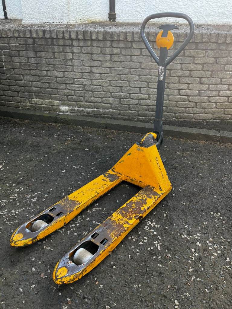 PALLET  TRUCK  2200 KG  WEIGHT  EXELLENT  WORKING  ORDER