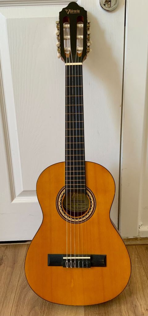 Valencia VC201 1/4 Size Classical Guitar, kids 5-8