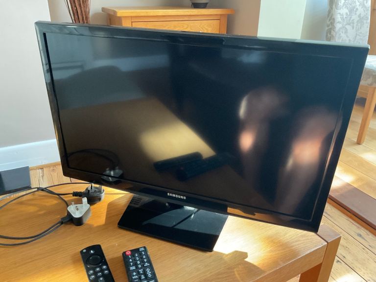 Samsung UE24H4003 24 inch TV with included Amazon firestick and both remote controls 