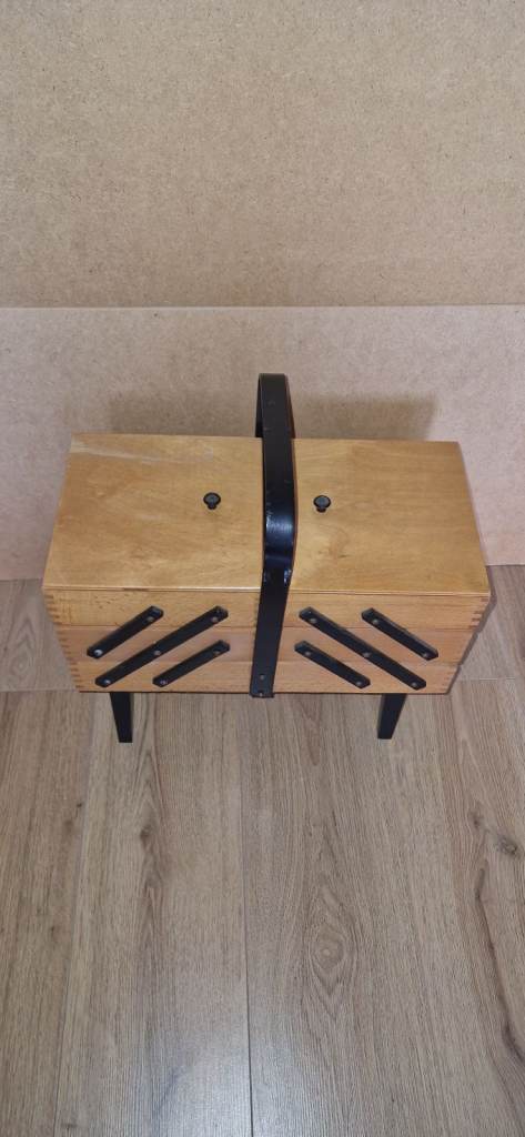 Large Vintage Arts & Crafts Wooden Standing Concertina Sewing Box a2