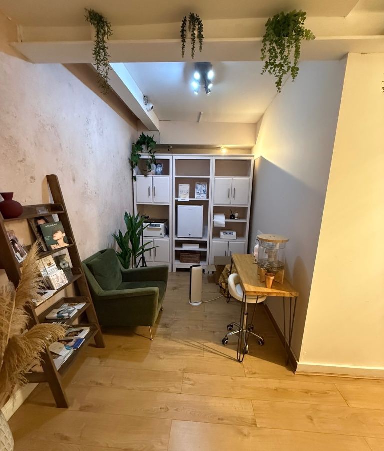 Beauty ,aesthetician,Thai massage, doctor , dentist , rooms  in busy beauty salon in Highgate 