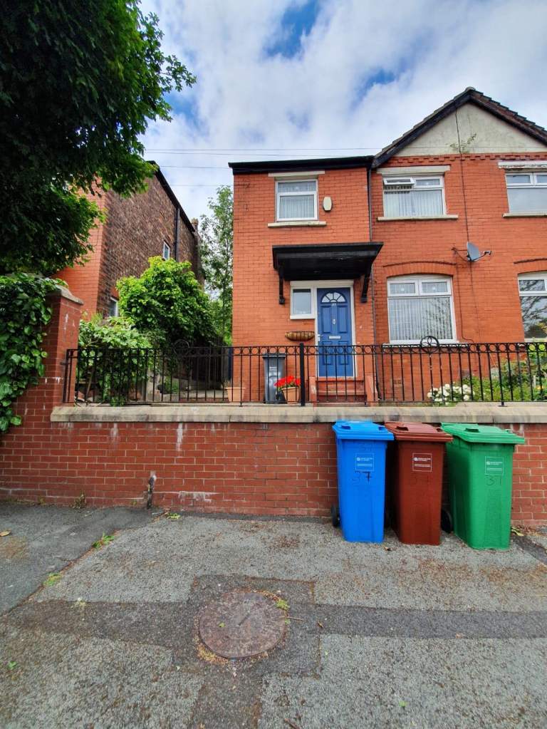 Lovely Rooms to let in Crumpsall M8 