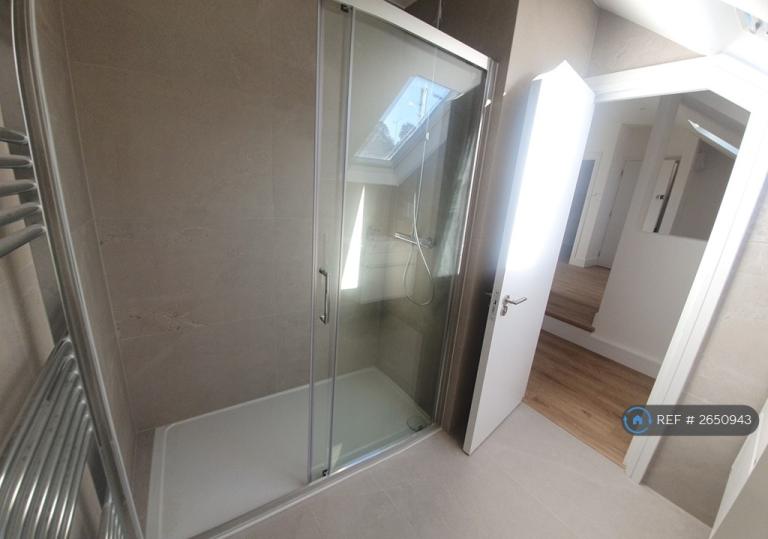 2 bedroom flat in Cromwell Avenue, London, N6 (2 bed) (#2650943)