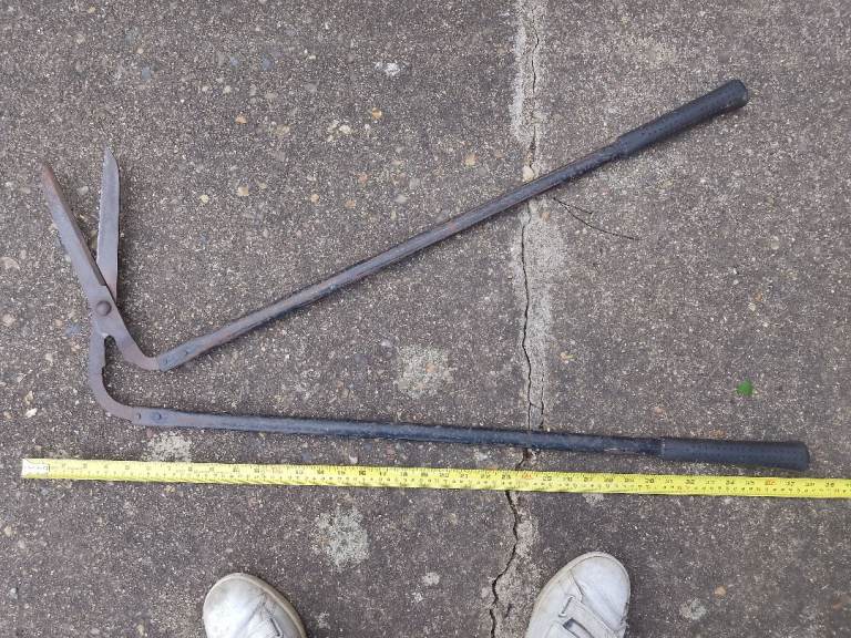 Long garden shears for trimming edges of lawn