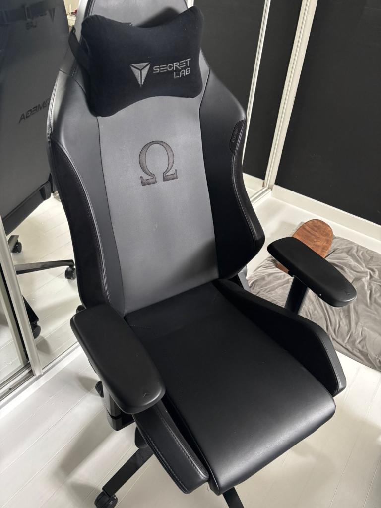 SECRET LAB OMEGA GAMING CHAIR