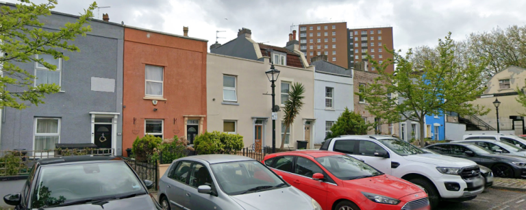 3 Double rooms near city centre furnished to let.